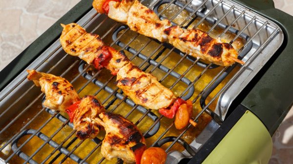 Faites griller vos brochettes sur un barbecue électrique
