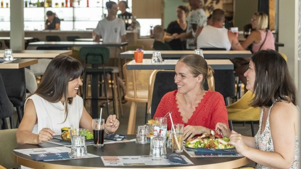 Déjeuner entre amis au restaurant du camping