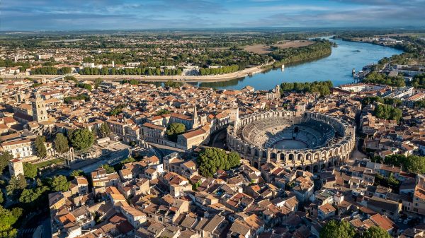 Luchtfoto van Arles en zijn Romeinse amfitheater