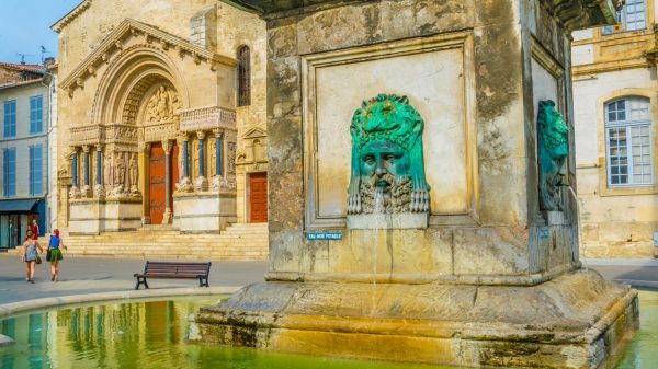 Fontaine sur la place de la République, devant la cathédrale Saint-Trophime