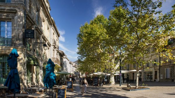 Paisible vie provençale dans la ville d'Arles