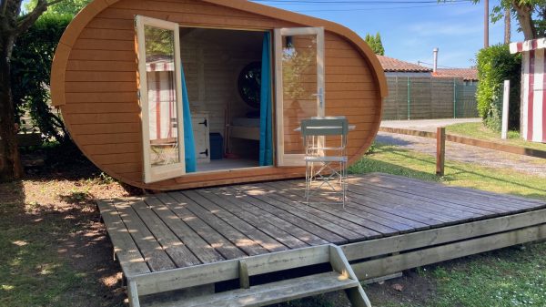 La cabane Hobbit de 10m² héberge jusqu'à 4 personnes