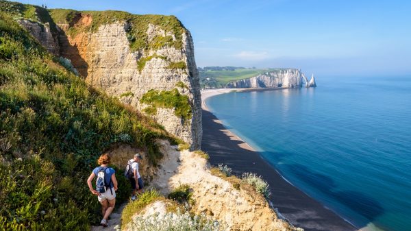 Touristes marchant sur la falaise