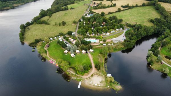  View of the campsite on the banks of the Loire and Lake Villerest 