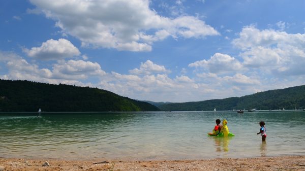Enfant se baignant à Bellecin - Lac de Vouglans