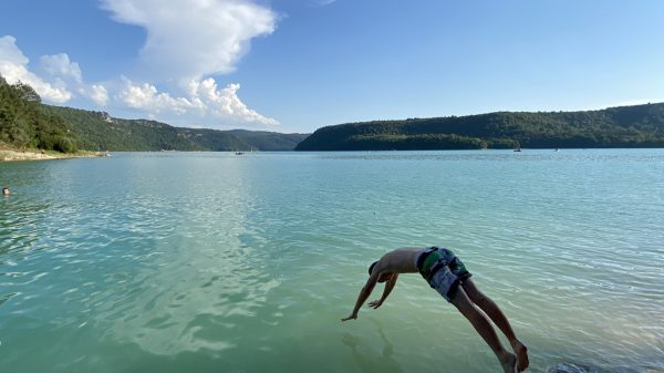 Baignade à la plage de la Mercantine
