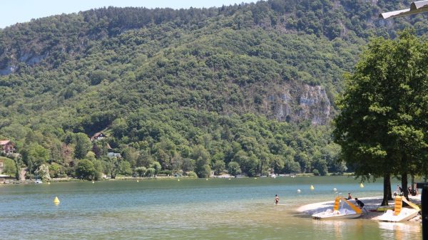 Base de loisirs de l'île Chambod, pour se baigner en toute sécurité dans la rivière Ain
