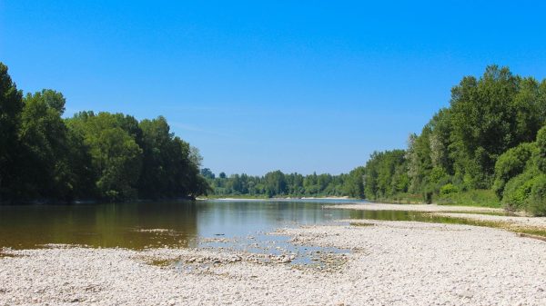 Plage de galets de Saint-Maurice-de-Gourdans
