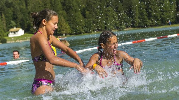 Baignade dans le lac Genin