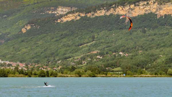 Kitesurf à la base de loisirs de Point vert, entre activités nautiques et baignade