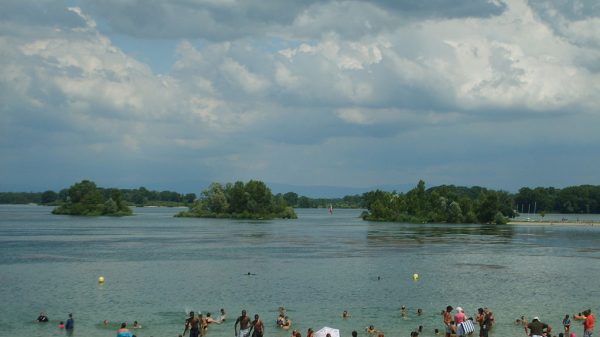 Plage du Morlet, une des 4 plages surveillées du grand parc Miribel-Jonage.