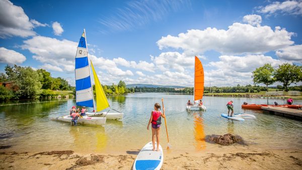 La plage des activités nautiques, sur le point d'eau de Bouvent