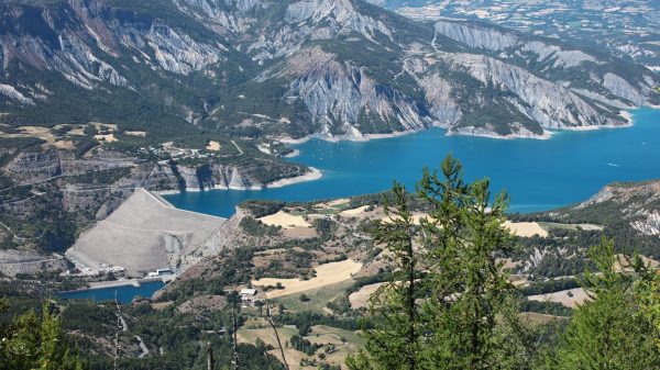 De dam en het meer van Serre-Ponçon