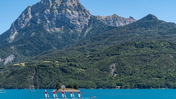 Een ideaal meer voor het huren van boten, windsurfen en andere watersportactiviteiten