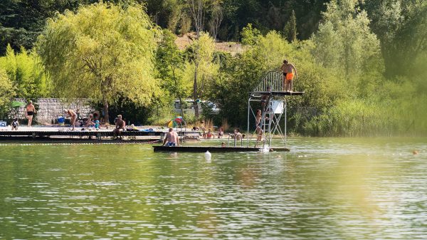 Baignade dans le lac de Barterand