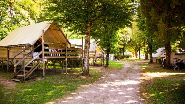 Une tente trappeur, pour un séjour insolite au camping