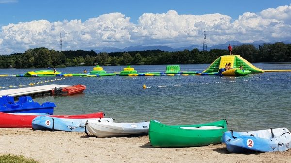 La plage de Divonne les bains, entre baignade, jeux aquatiques et canoës