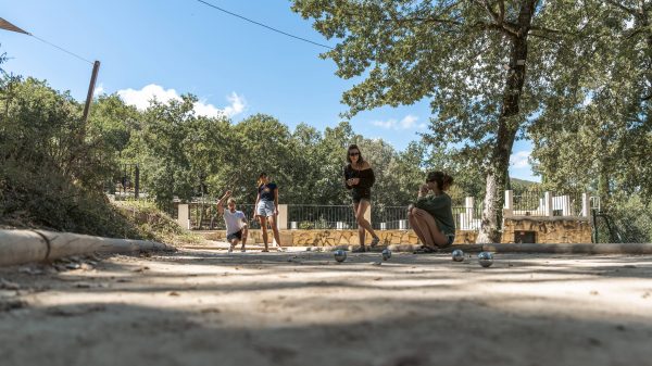 Gemütlicher, schattiger Pétanque-Platz 