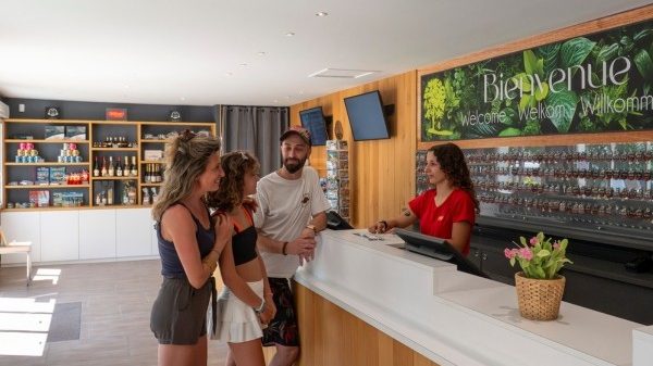 L'agent d'accueil facilite les vacances des campeurs