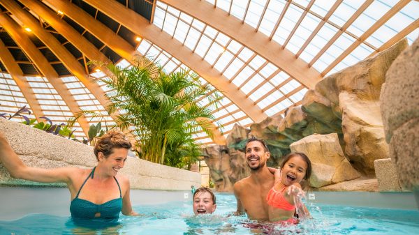 De tropische koepel van de camping beslaat 4.500 m²