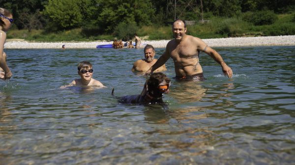 Baignade naturelle dans la rivière Ain