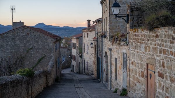 Gasse im Dorf mit Blick auf die Vulkane der Auvergne