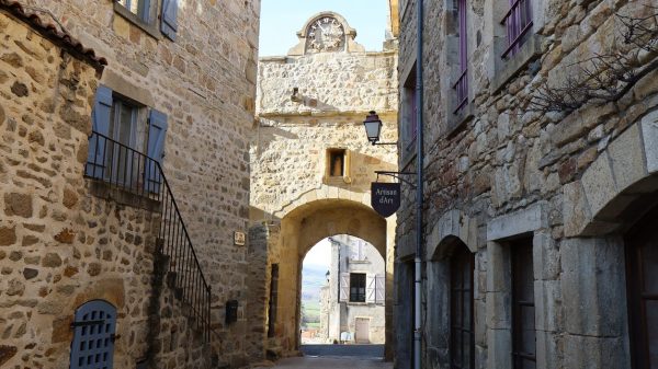 Blick auf das prächtige Wehrtor aus dem 12. Jahrhundert