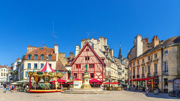 Das historische Zentrum und die typischen alten Häuser von Dijon 