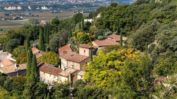 Uitzicht op de heuvels van het dorp tijdens een wandeling in Séguret 