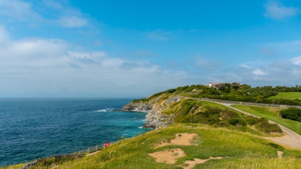 Wandeling over het kustpad naar de kliffen van Sainte-Barbe