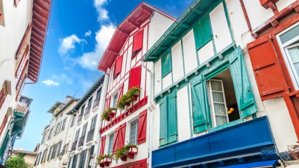 Kleurrijke gevels, typisch voor de gebouwen in Baskenland, in het centrum van Saint-Jean-de-Luz
