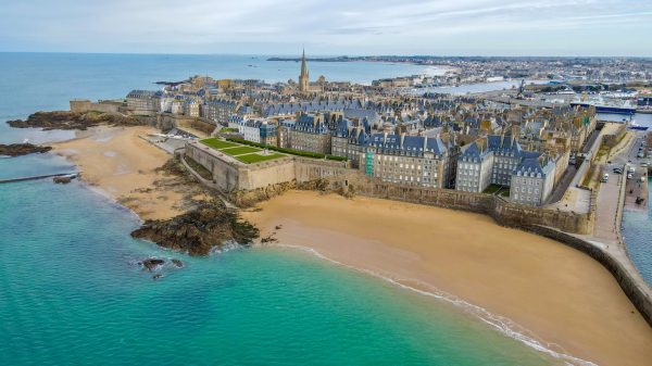 Het strand van Bon-Secours en zijn zeewaterzwembad, voor de vestingmuren van de stad Saint-Malo