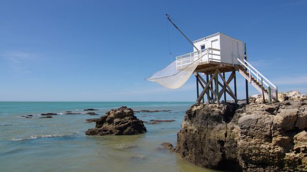 Cabine de pêche appelée Carrelet typique de la Charente Maritime