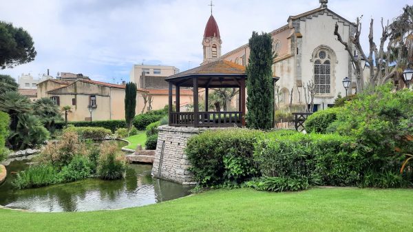 De tuin van de Saint-Pierre-kerk