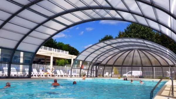 La gran piscina retráctil del camping