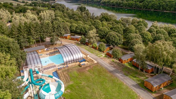 Openluchtzwembad, glijbanen en verhuur aan de oever van het meer van Pareloup