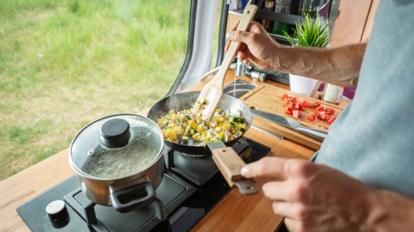 Eten koken op een fornuis in een caravan