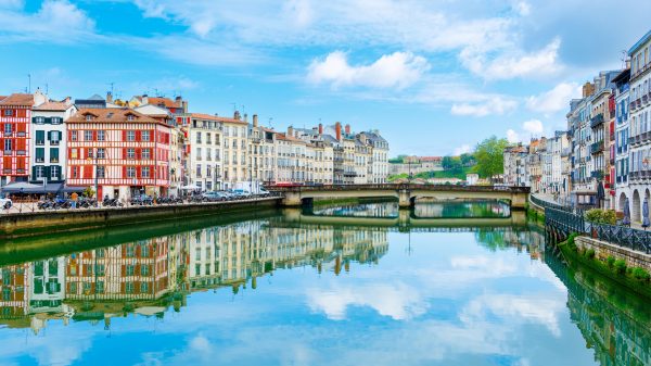 Panorama de Bayonne avec pont et maison colorée