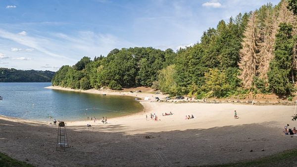 Strand von La Siauve am See von Bort-les-Orgues