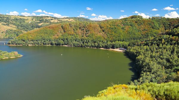 Der See von Garabit-Grandval und der Strand von Mallet, rechts auf dem Foto