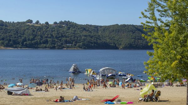Der Strand von Val am Ufer des Sees von Bort-les-Orgues