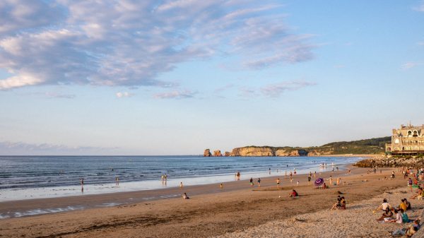 La playa de Hendaya con vistas a las rocas de los Dos Gemelos al fondo 