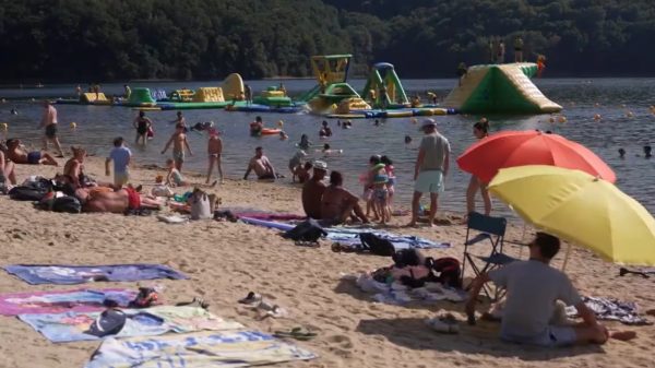 Der Strand von Longayroux am Stausee von Enchanet 