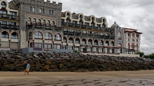  Vista del casino de Hendaya y su arquitectura morisca y orientalista 