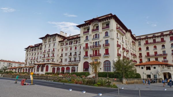 La arquitectura vasca: fachada blanca y contraventanas rojas típicas del País Vasco en Hendaya