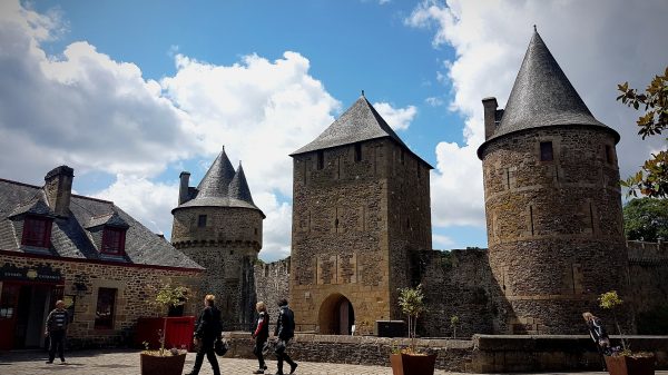 Touristes-château-Fougères