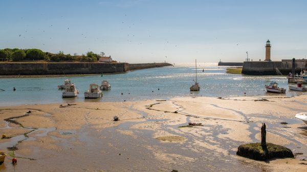 Marée basse sur le port de Saint-Gilles
