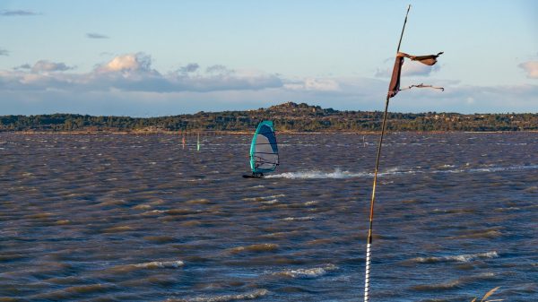 Windsurfer auf dem windigen See Étang de Salses-Leucate