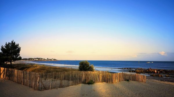 Sonnenuntergang am großen Strand von Carnac
