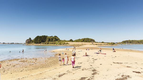 Der Geist der Petite Mer: Der Strand der 7 Îles offenbart sich bei Ebbe